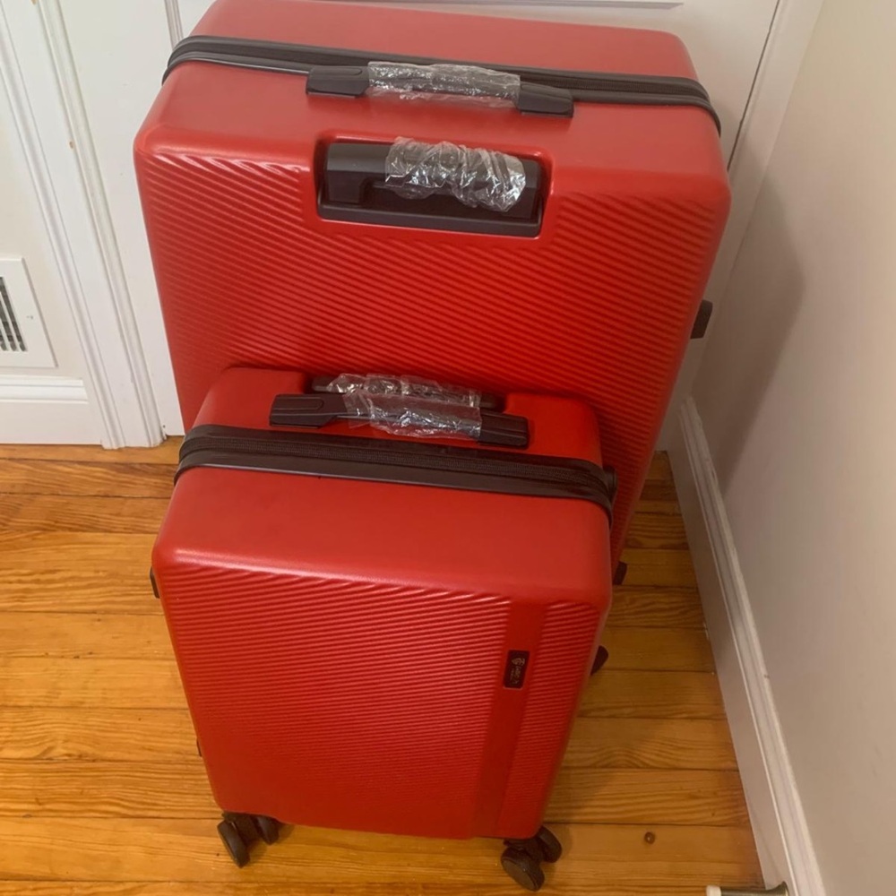 Suitcase set untouched.